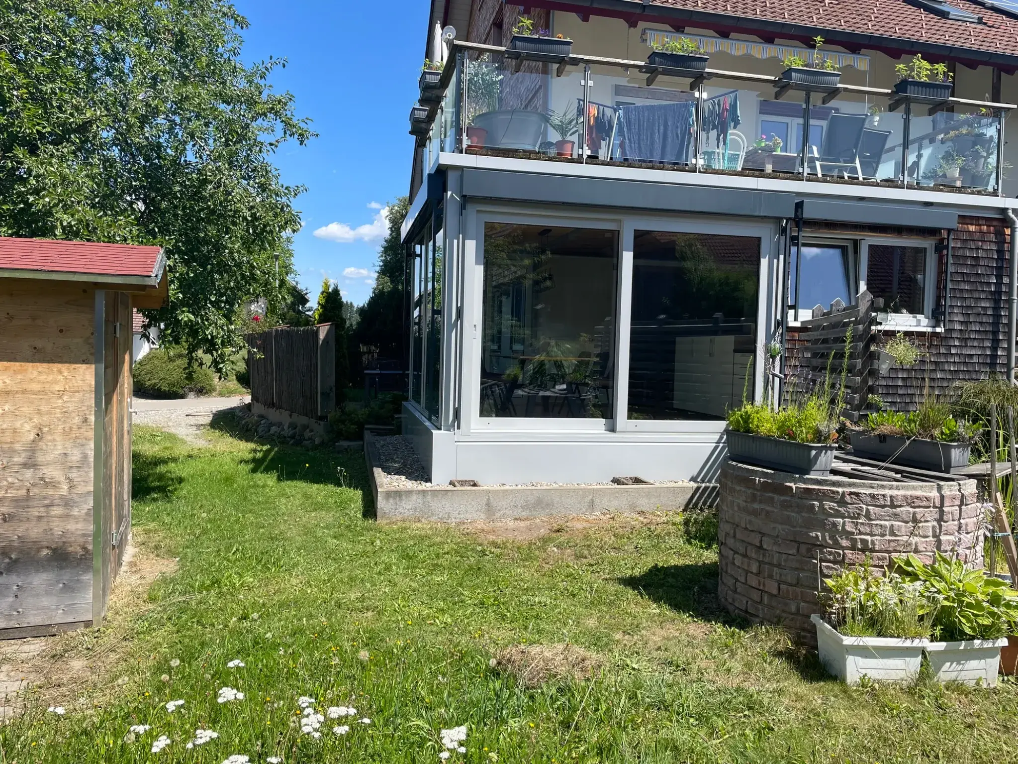 Außenansicht der Ferienwohnung Klärle in Leutkirch im Allgäu mit Wintergarten und Balkon