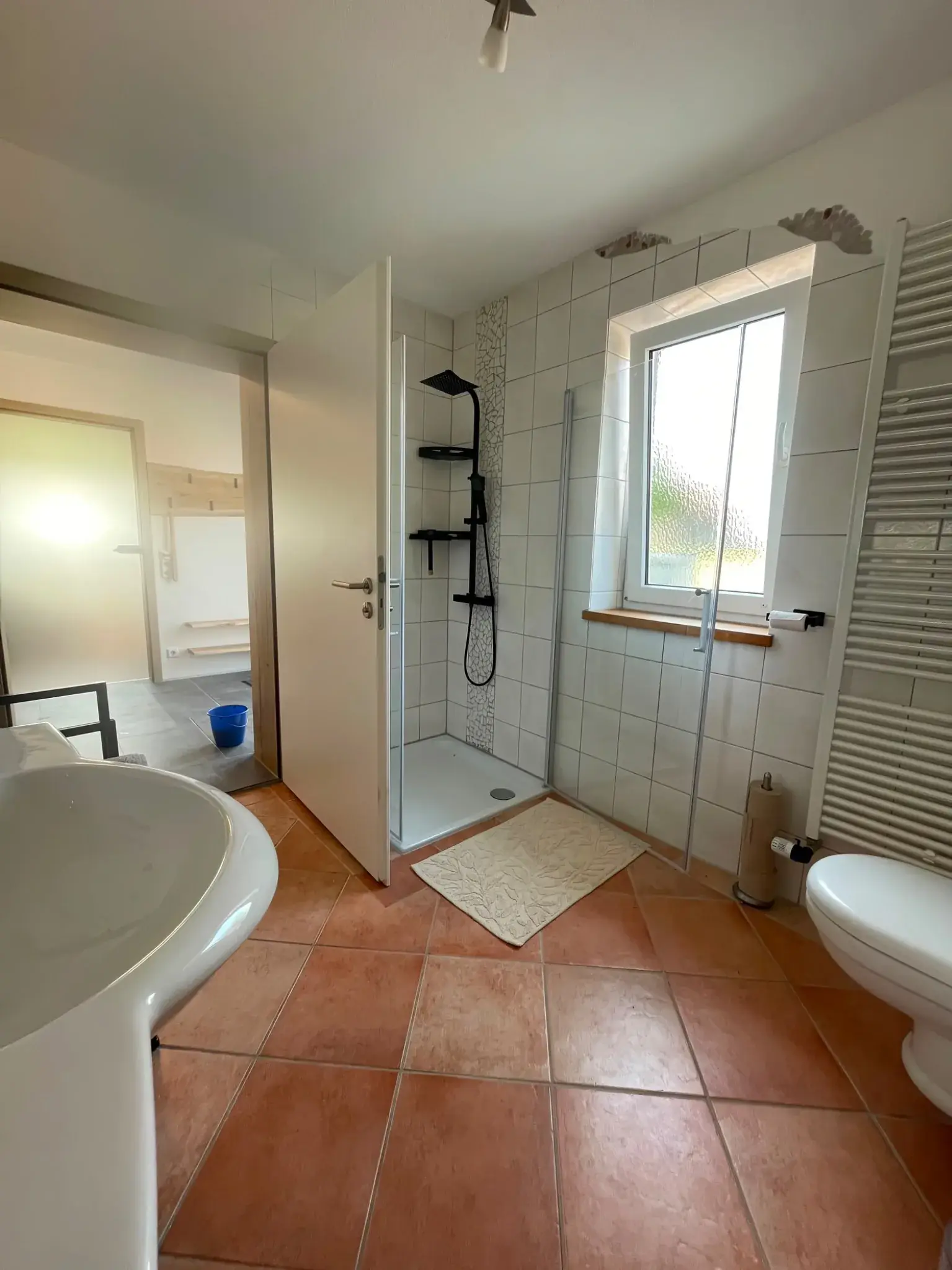 Badezimmer der Ferienwohnung Klärle in 88299 Leutkirch im Allgäu mit ebenerdiger Dusche und Fenster