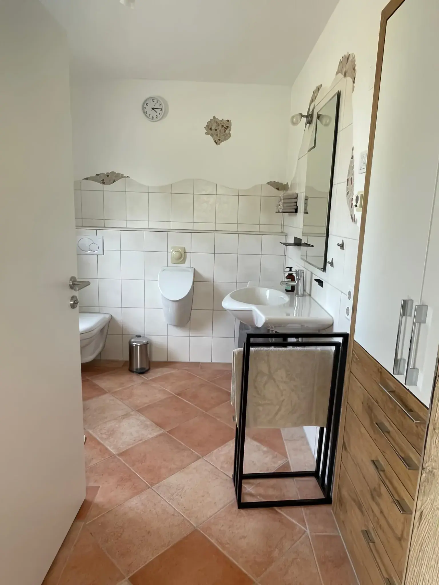 Badezimmer der Ferienwohnung Klärle in 88299 Leutkirch im Allgäu mit Waschbecken und Spiegel