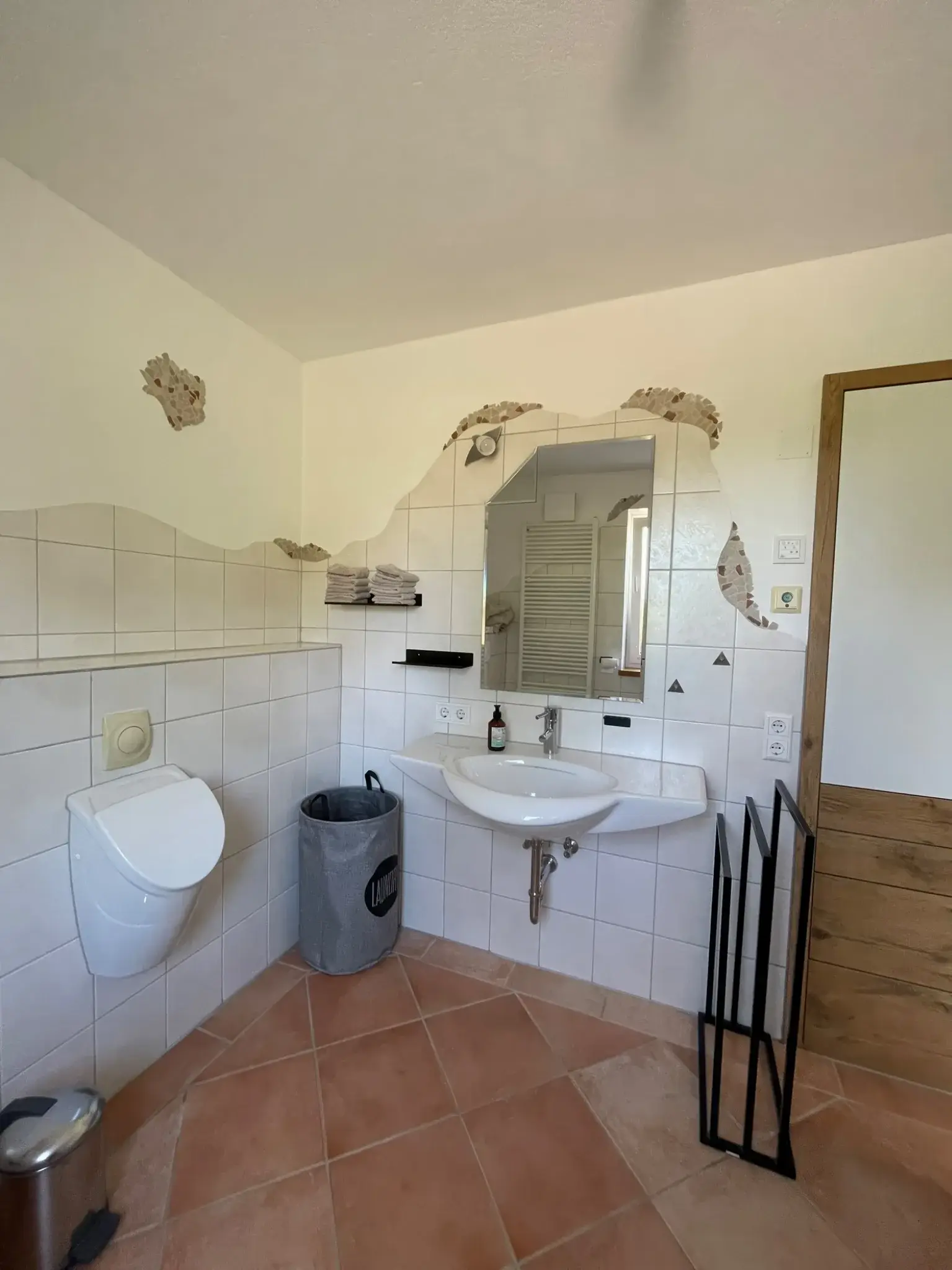 Badezimmer der Ferienwohnung Klärle in Leutkirch im Allgäu mit Waschbecken und WC