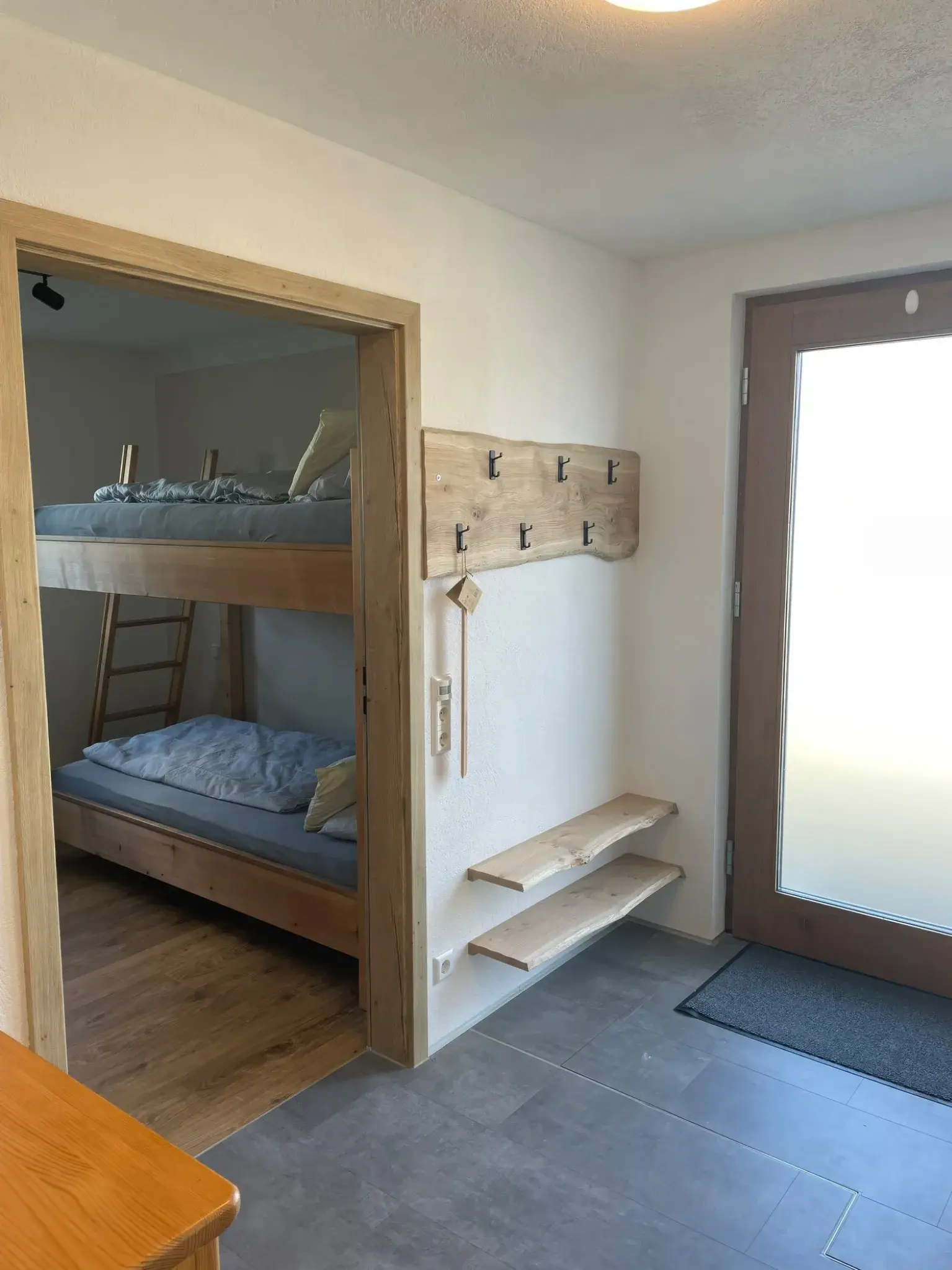 Eingangsbereich der Ferienwohnung Klärle in Leutkirch im Allgäu mit Garderobe und Blick ins Kinderzimmer