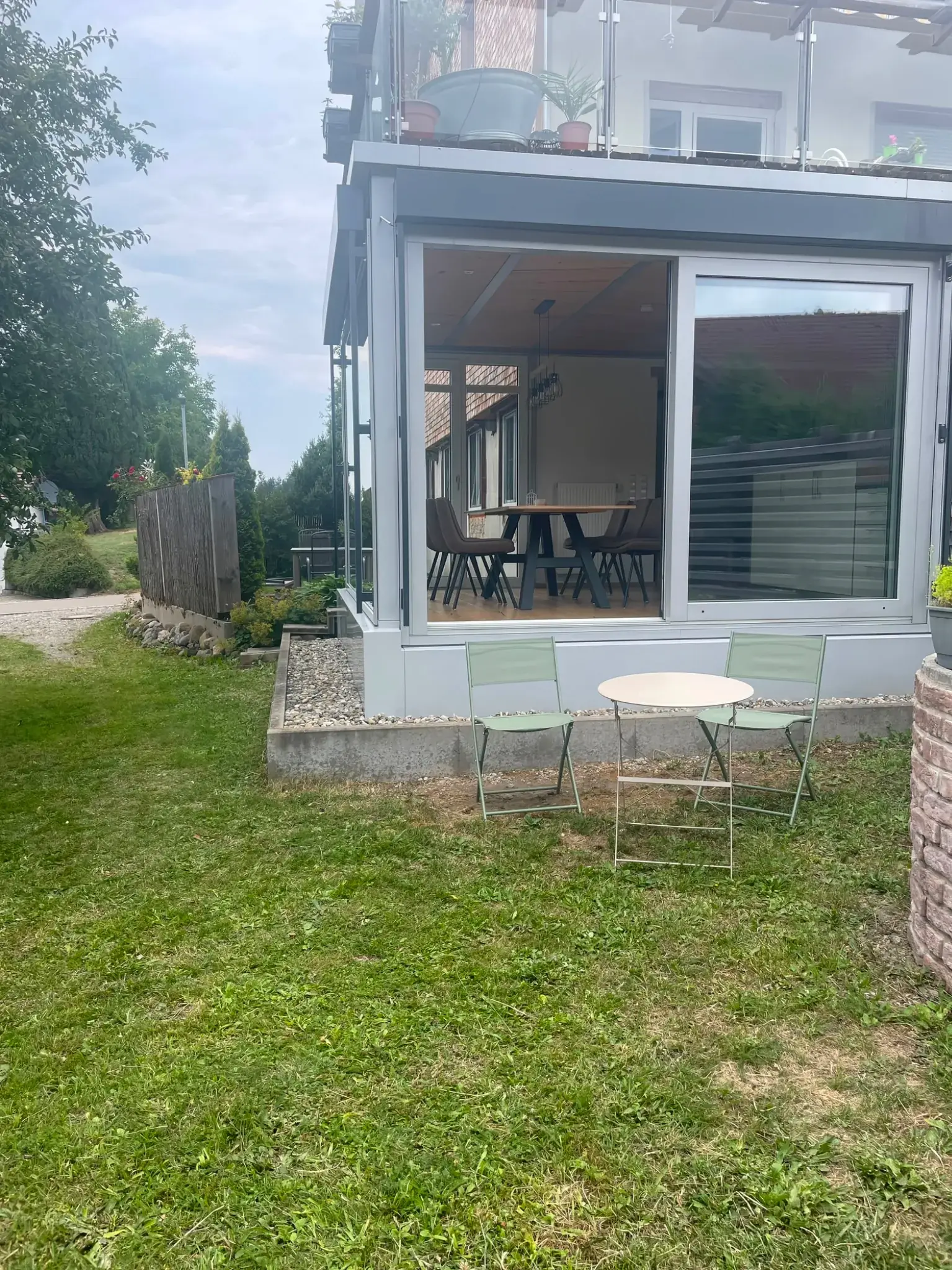 Wintergarten der Ferienwohnung Klärle in Leutkirch im Allgäu vom Garten aus gesehen