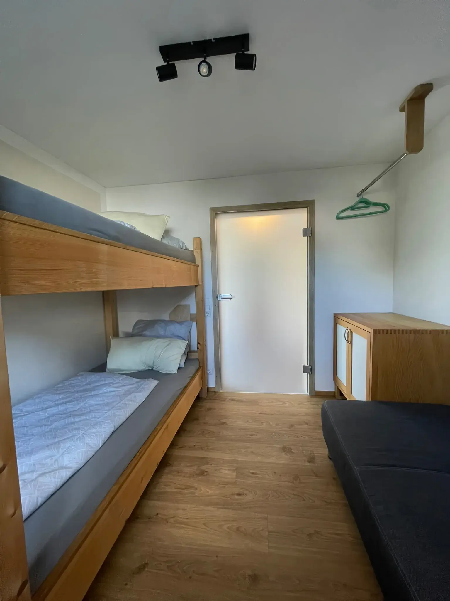 Kinderzimmer der Ferienwohnung Klärle in Leutkirch im Allgäu mit Etagenbett und Garderobe