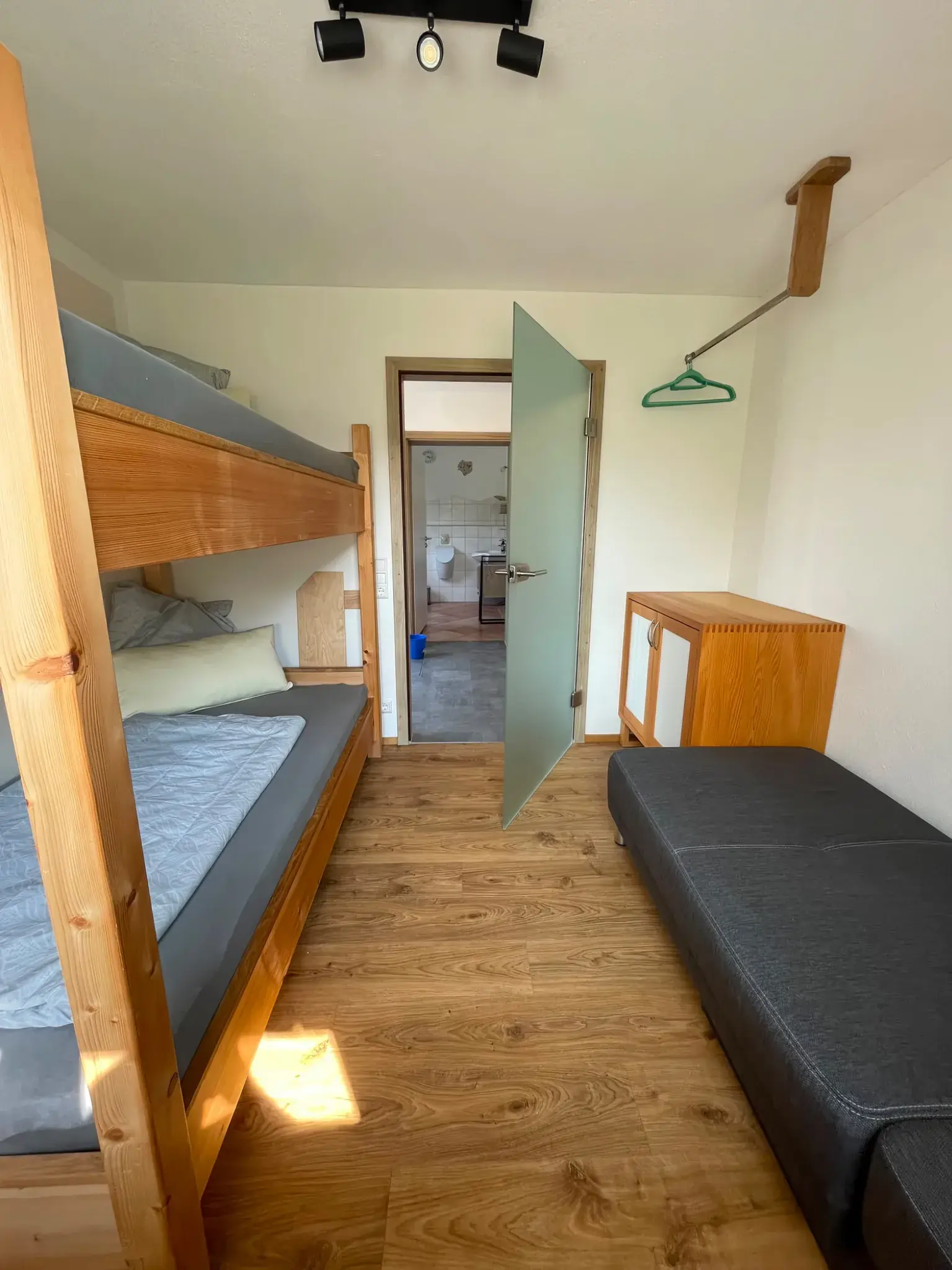 Kinderzimmer der Ferienwohnung Klärle in Leutkirch im Allgäu mit Etagenbett und Schlafsofa