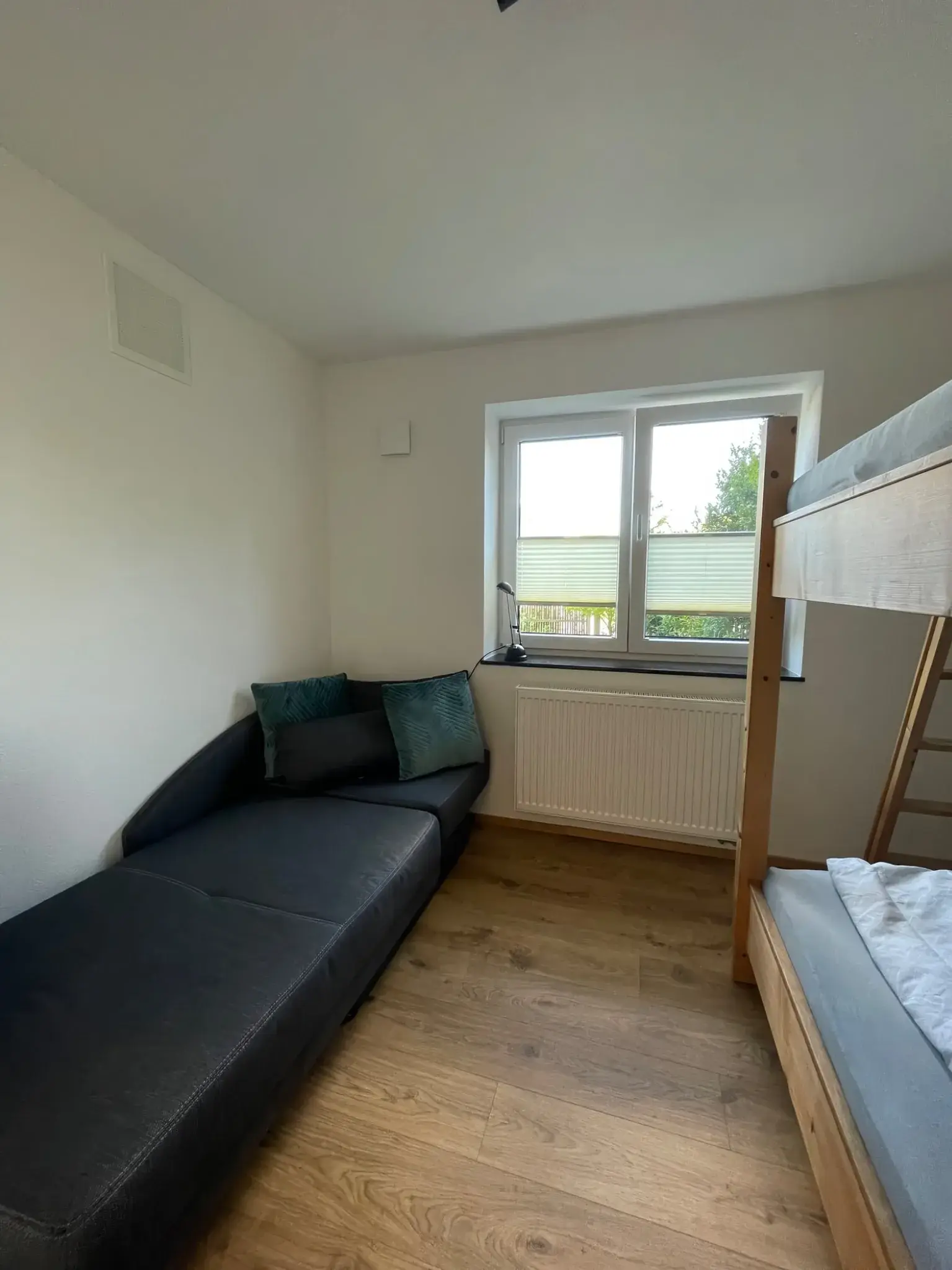 Kinderzimmer der Ferienwohnung Klärle in 88299 Leutkirch im Allgäu mit Etagenbett und gemütlicher Liegefläche