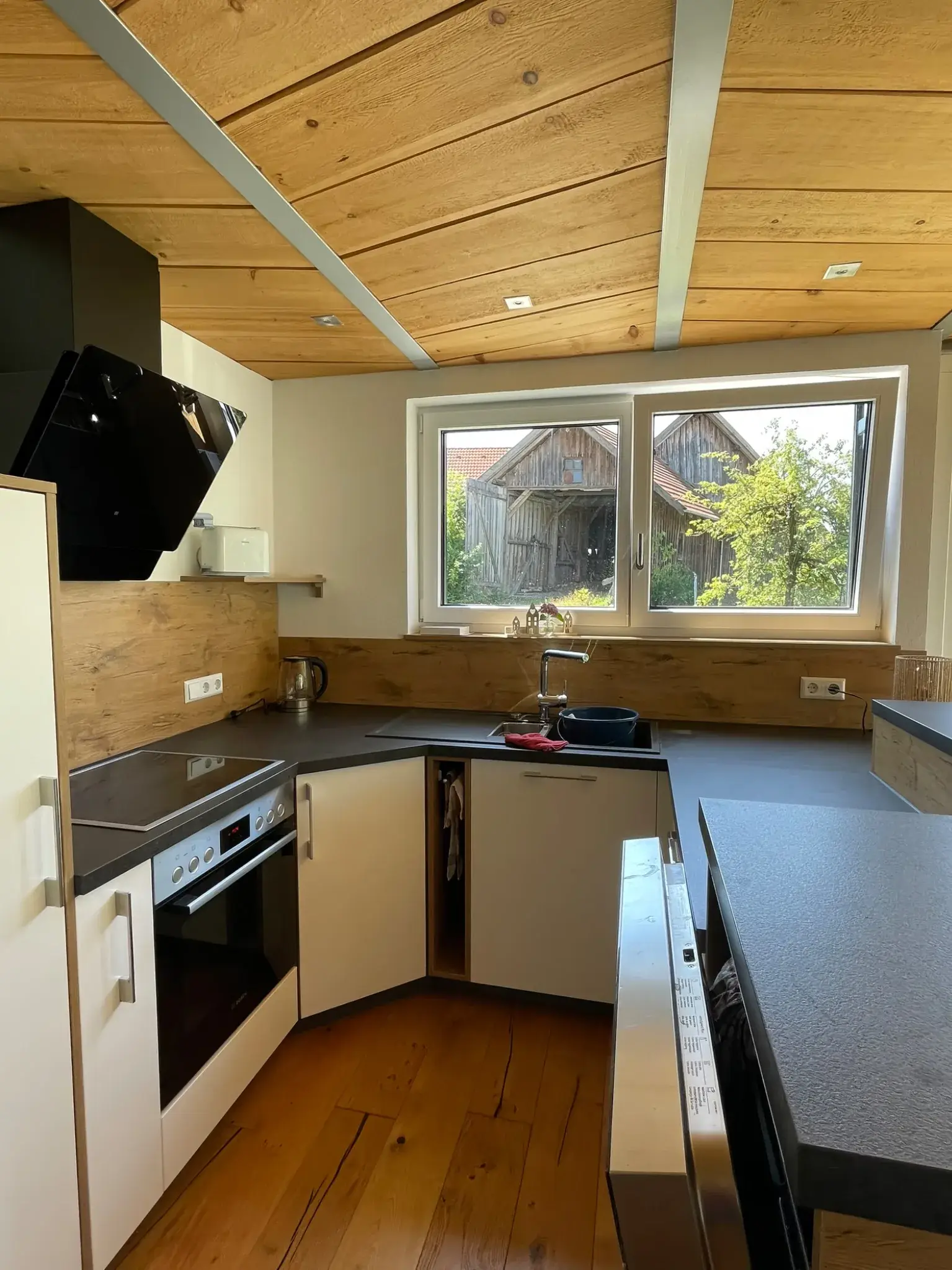 Küche der Ferienwohnung Klärle in Leutkirch im Allgäu mit Backofen, Spüle und Fensterblick