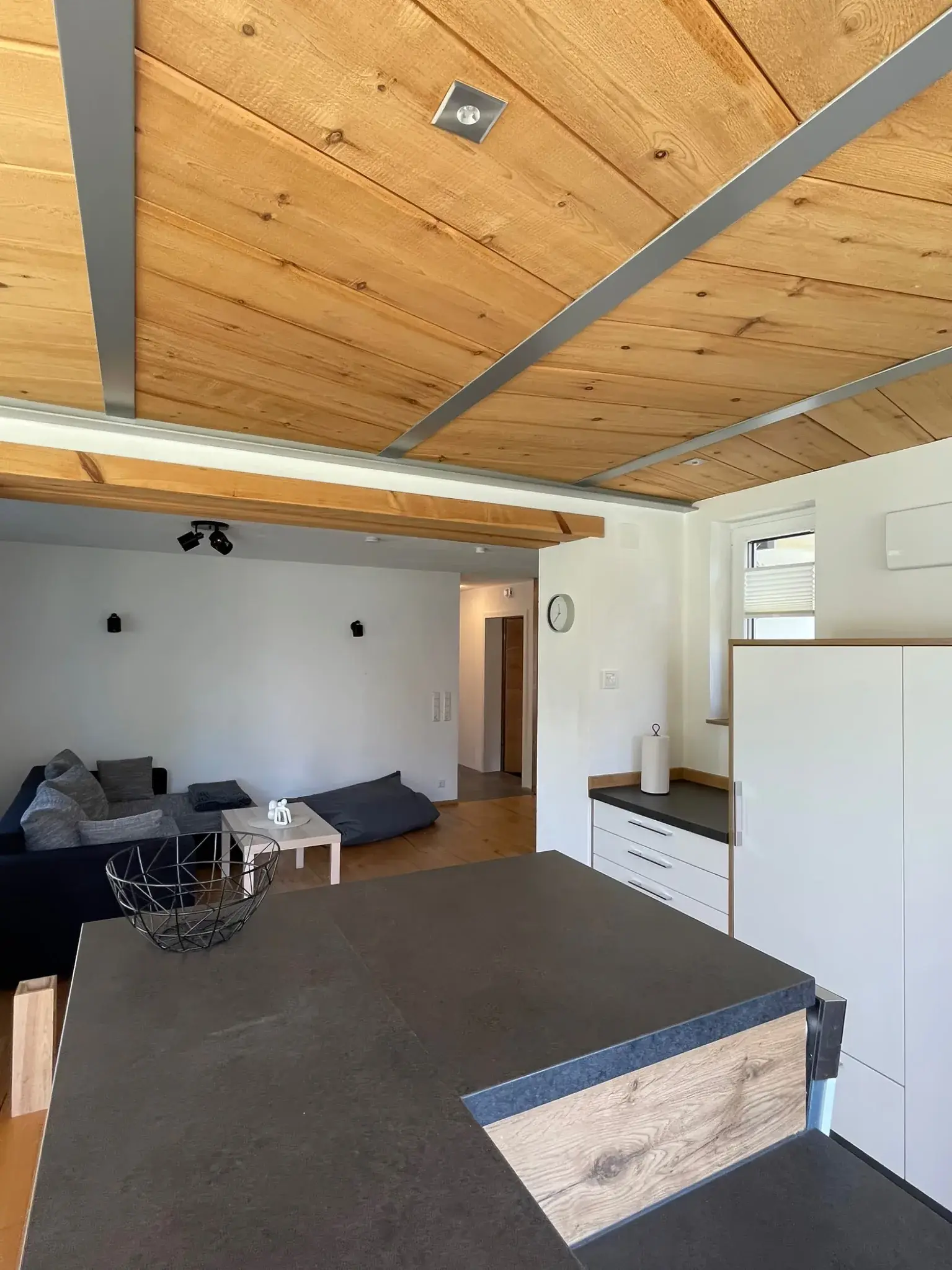 Offene Küche und Wohnbereich der Ferienwohnung Klärle in 88299 Leutkirch im Allgäu