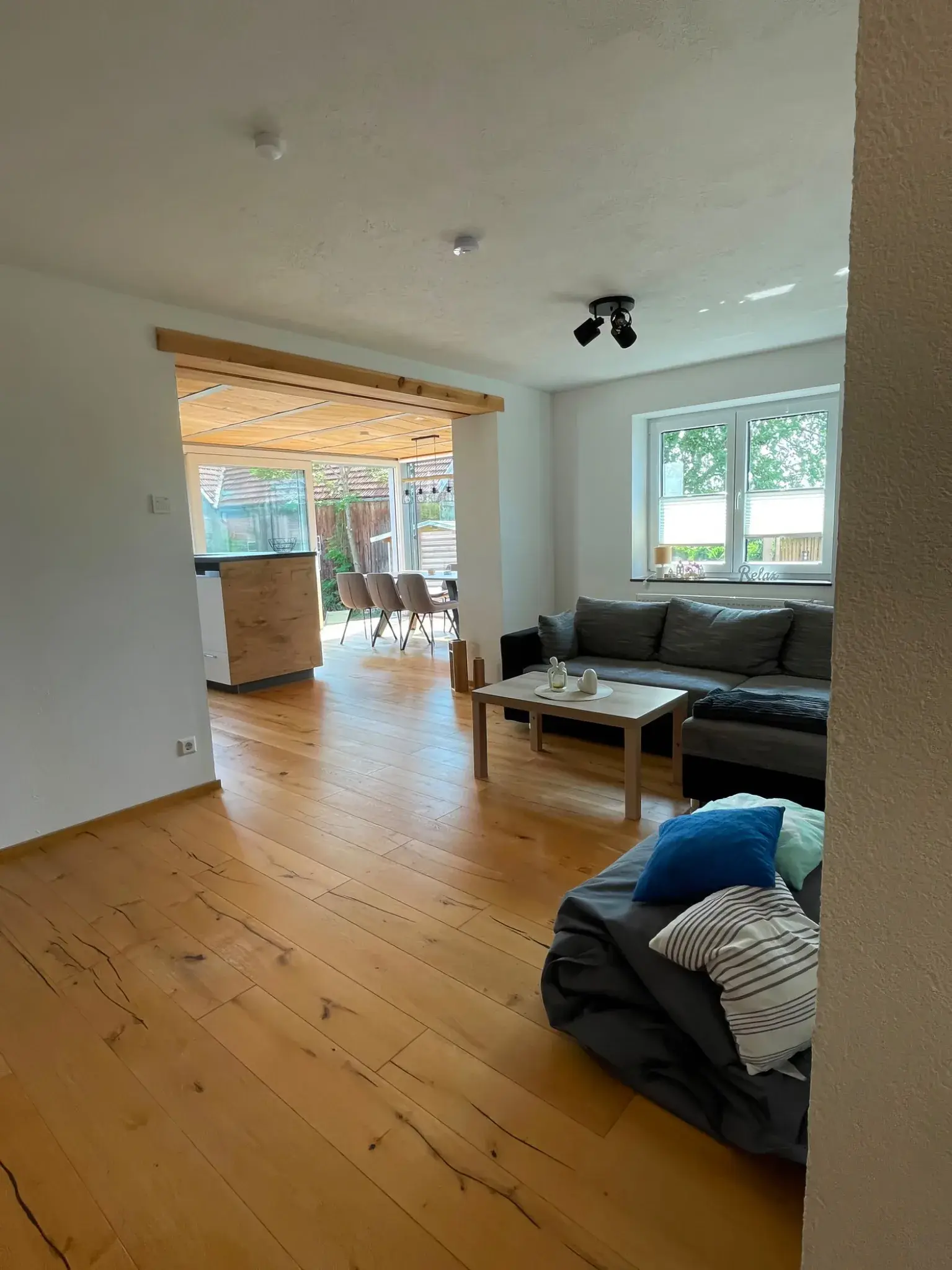 Wohnbereich der Ferienwohnung Klärle in Leutkirch im Allgäu mit Sofa und Blick zur offenen Küche