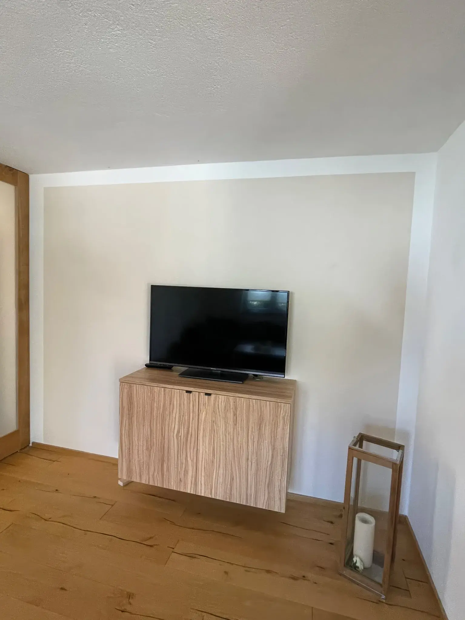 Wohnzimmer der Ferienwohnung Klärle in Leutkirch im Allgäu mit TV und Sideboard
