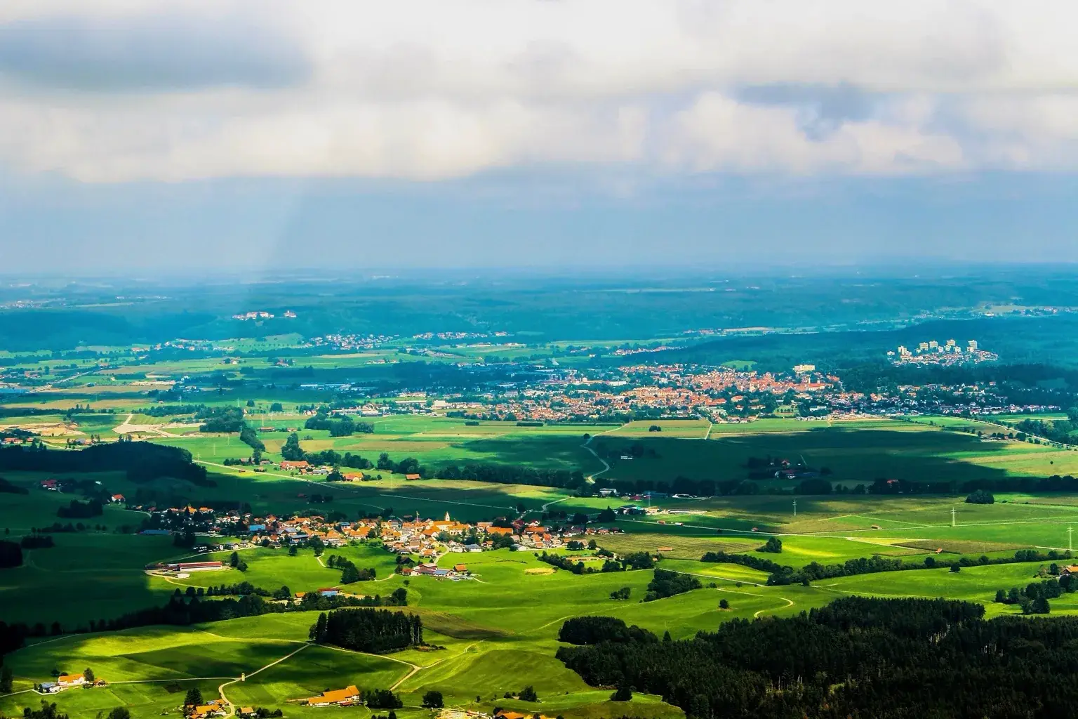 Luftaufnahme von Leutkirch im Allgäu mit grüner Landschaft und umliegenden Ortschaften